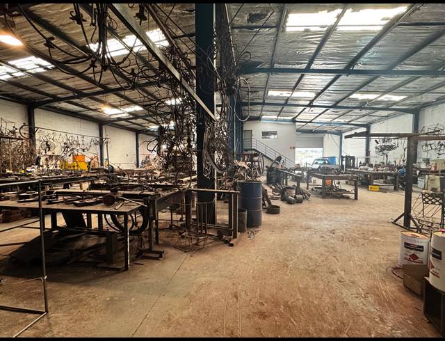 800M² WAREHOUSE FOR SALE IN MOUNT EDGECOMBE